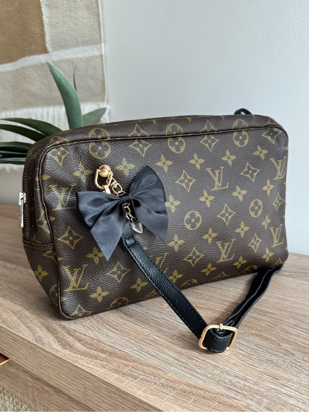 ✅AUTH✅LOUIS VUITTON TROUSSE CROSSBODY BAG